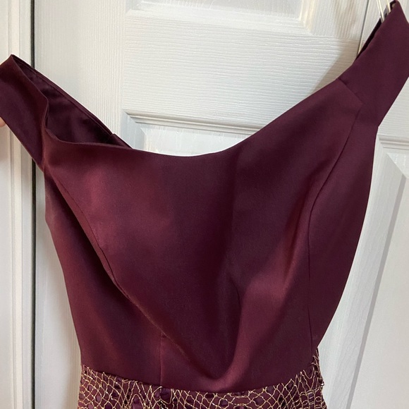 Off the Shoulder Dress - Picture 2 of 4